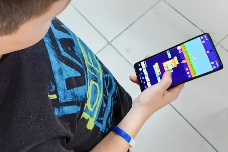 El gobierno provincial reglamentó la ley que regula el uso de celulares en las escuelas
