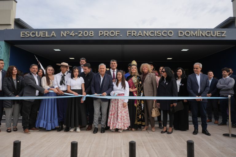 Cornejo inauguró en Junín una escuela construida en solo seis meses con un innovador sistema de edificación