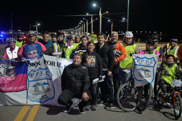 Torres inauguró una obra clave de iluminación en uno de los principales accesos a Playa Unión