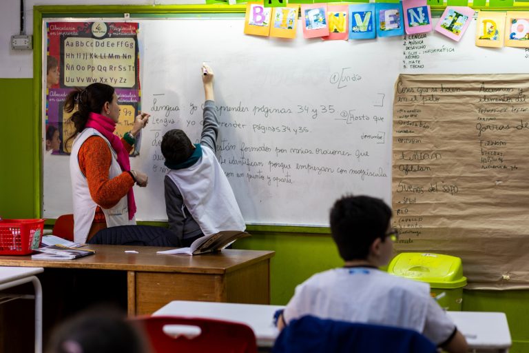 Cambios en la carrera docente en CABA: nuevas reglas que ponen en valor la formación y la asistencia, y reconocen el mérito de los buenos maestros