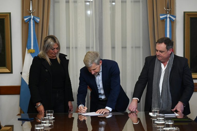 El gobernador Rogelio Frigerio encabezó la firma de convenios de colaboración entre la Dirección Provincial de Vialidad (DPV), municipios y comunas, mediante los cuales los gobiernos locales, con recursos provinciales, asumirán las tareas de conservación y mantenimiento de aproximadamente 2.000 kilómetros de caminos.