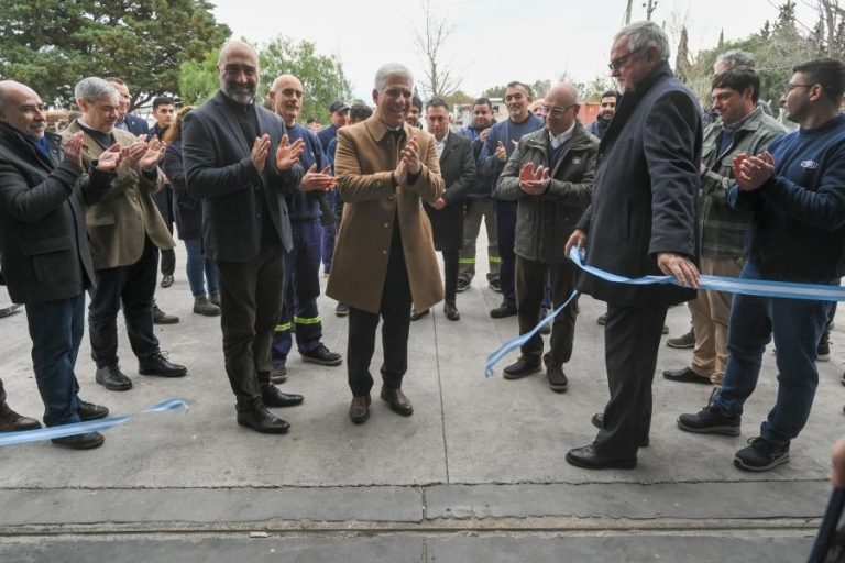 El Gobernador inauguró un nuevo centro de distribución de la fábrica Tyrolit