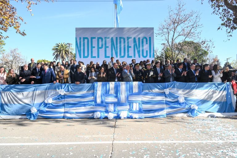 Poggi encabezó el multitudinario desfile Cívico Militar por el 9 de Julio