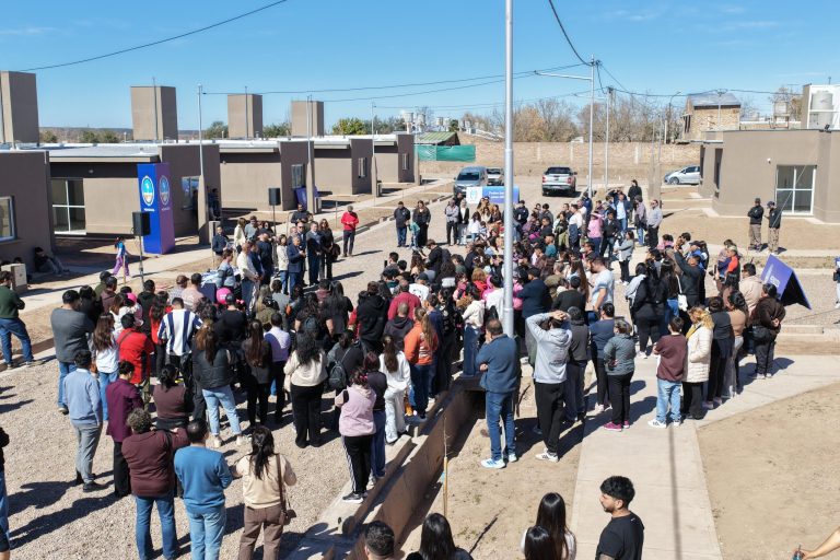 El Gobierno de Mendoza entregó 50 viviendas en Luján de Cuyo en la continuidad de su política habitacional