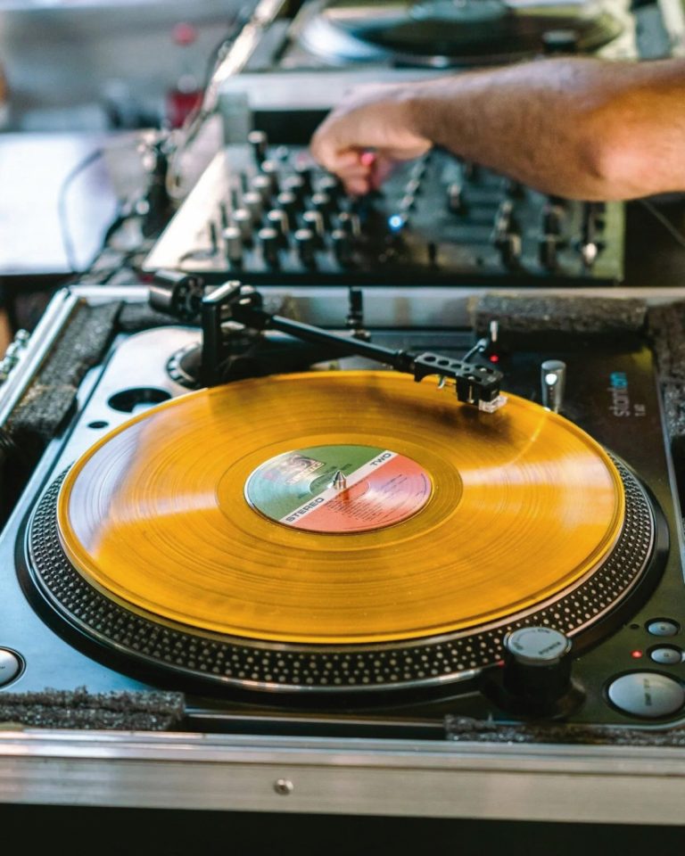 Ruta de vinilos en Buenos Aires: 5 bares de escucha para celebrar el Día Internacional del Vinilo