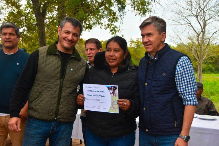 La luz llegó al paraje Las Bravas de Pampa del Indio y cambia la vida de las familias