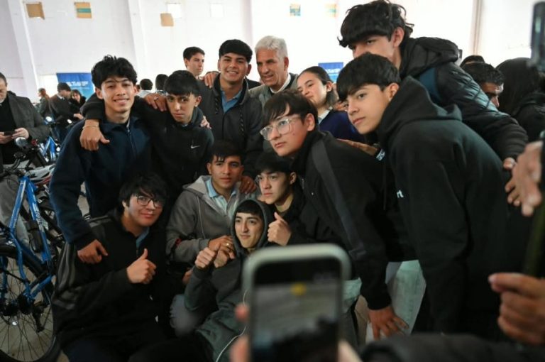 Poggi entregó 83 bicicletas a alumnos de Villa Mercedes y anunció obras para ampliar dos escuelas