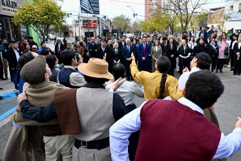 Una Caminata Cultural reunió música, danza y tradiciones para celebrar la fundación de la ciudad