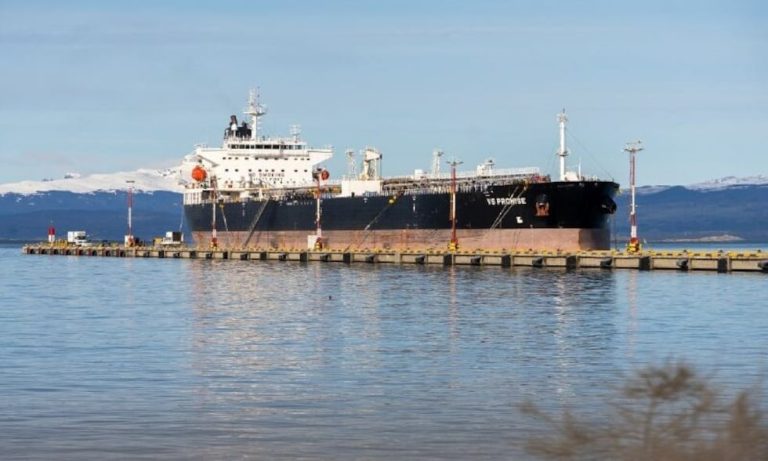 Tierra del Fuego denunció la presencia de un buque petrolero británico en Ushuaia