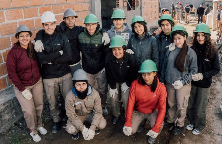 Estudiantes de La Cocha realizan prácticas profesionalizantes en la construcción del nuevo campamento de Vialidad.