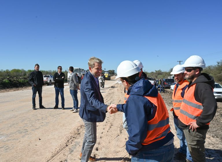 “Tenemos que reconstruir esa confianza perdida de la gente en la política”, afirmó Frigerio al recorrer la obra de la ruta 20