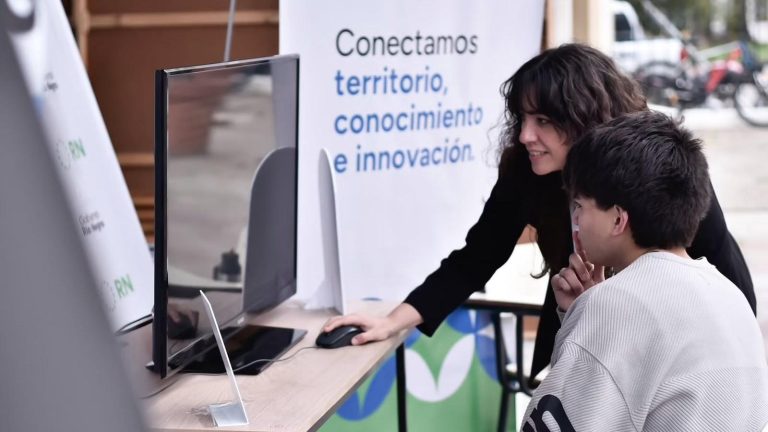 Weretilneck destacó el alcance de Río Negro Bilingüe y su apuesta al empleo